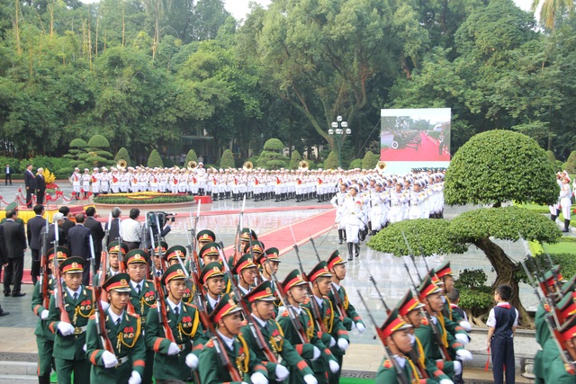 
Sau đó Tổng Bí thư Nguyễn Phú Trọng và Chủ tịch Trung Quốc Tập Cận Bình tham gia duyệt đội danh dự.
