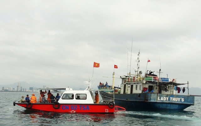 Đang tìm kiếm 9 người mất tích trên biển Vũng Tàu - 3 Tàu cá vỏ thép Bình Định bị hỏng máy được lai dắt về Nha Trang (Khánh Hòa) vào sáng 28/3