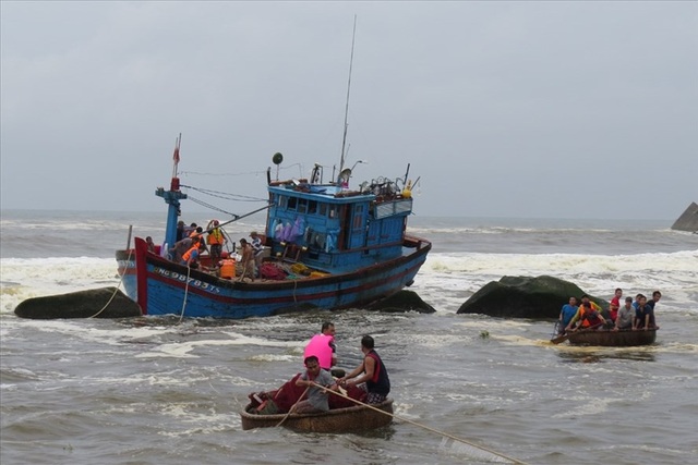 “Cửa biển tử thần” - 1
Lực lượng chức năng cùng ngư dân đang cứu nạn tàu cá bị sóng xô vào đá ở cửa biển Mỹ Á. Ảnh: PV