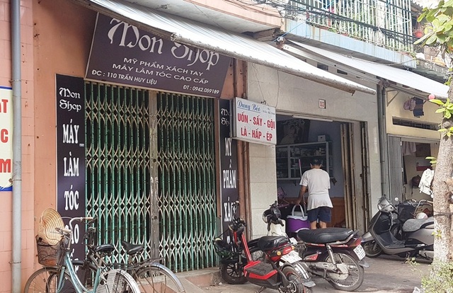 Truy bắt 2 nghi phạm chém người ở cửa hàng mỹ phẩm - 3 Cửa hàng mỹ phẩm nằm ở số 10B đường Trần Huy Liệu nơi xảy ra sự việc