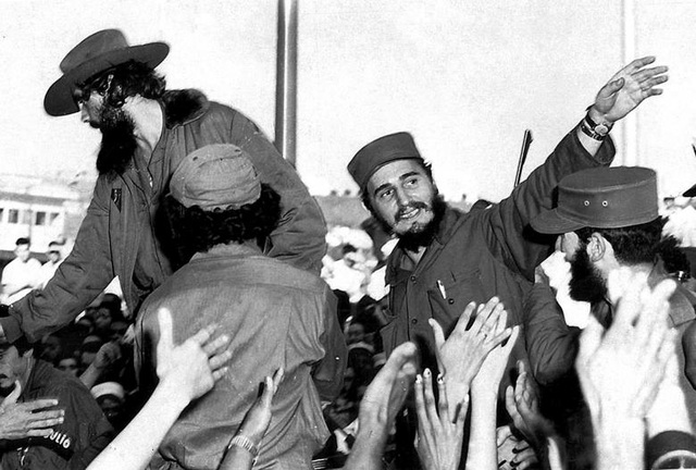 Quan hệ Cuba - Mỹ: Dòng chảy thăng trầm của lịch sử - 1 Ngày 1/1/1959: Cách mạng Cuba thành công sau khi lãnh tụ Fidel Castro (phải) và các đồng đội lật đổ chế độ độc tài Fulgencio Batista và nắm quyền kiểm soát đất nước. Hai ngày sau đó, Mỹ tuyên bố cắt đứt quan hệ ngoại giao với Cuba.