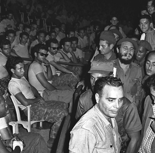 Quan hệ Cuba - Mỹ: Dòng chảy thăng trầm của lịch sử - 2 Ngày 16/4/1961: Lãnh tụ Fidel Castro tuyên bố xây dựng Cuba theo đường lối xã hội chủ nghĩa. Sau đó, các phần tử Cuba lưu vong do Cục Tình báo Trung ương Mỹ (CIA) hậu thuẫn đã tiến hành cuộc đổ bộ hòng xâm chiếm Vịnh Con Lợn, song kế hoạch này đã bị thất bại. Trong ảnh: Lãnh tụ Fidel Castro trong phiên tòa xét xử công khai các phần tử bị bắt trong vụ xâm lược Vịnh Con Lợn.