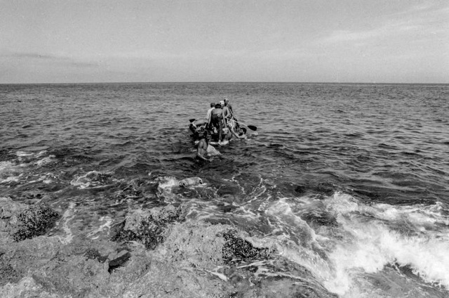 Từ tháng 4-9/1994: Hơn 35.000 người đã vượt biển, di cư từ Cuba sang Mỹ trên những con thuyền ọp ẹp.
