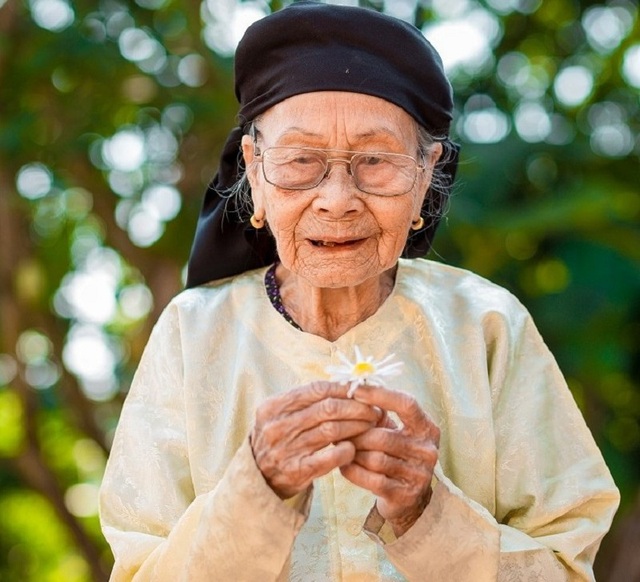 Xúc Động Bộ Ảnh Bà Ngoại 99 Tuổi Bên Cúc Họa Mi | Báo Dân Trí