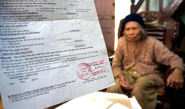 Phó Thủ tướng chính thức yêu cầu xử lý “quan hành dân” vụ áp thuế oan 5,7 tỷ đồng - 2 Cụ Đàm Thị Lích với giấy báo nộp thuế lên đến hơn 5,7 tỷ đồng cho 253m2 đất.