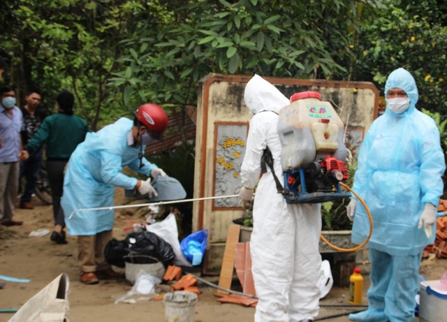 Dịch cúm gia cầm H5N6 bùng phát, vắc xin không đủ ngăn dịch - 1 Lực lượng chức năng xử lý hóa chất, phun thuốc khử trùng tại các nơi có dịch