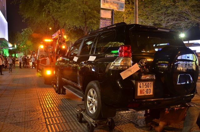 Ông Đoàn Ngọc Hải cho cẩu 2 xe biển ngoại giao đậu trên vỉa hè - 7
Tuy nhiên cả 2 chiếc xe vẫn bị niêm phong và kéo về trụ sở xử lý.