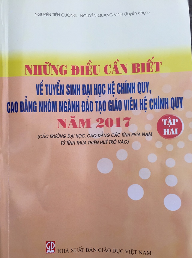 ĐH Quốc gia TPHCM đề nghị cho thí sinh điều chỉnh hồ sơ vì sai sót trong cuốn Những điều cần biết - 1
Cuốn Những điều cần biết về tuyển sinh đại học hệ chính quy, cao đẳng nhóm ngành đào tạo giáo viên hệ chính quy năm 2017 của NXB Giáo dục VN có nhiều sai sót