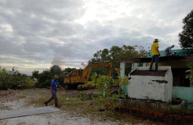 Kiên Giang: 18 hộ dân ở Phú Quốc bất ngờ bị giải tỏa "trắng"! - 6 Trong quyết định cưỡng chế của Chủ tịch UBND huyện Phú Quốc, hạn tối đa là vào ngày 30/12 nhưng ngày 23/12 lực lượng cưỡng chế đã đến đập phá nhà dân