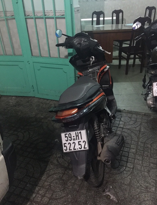 Gần chục Cảnh sát khống chế 2 tên cướp manh động - 5 Gần chục Cảnh sát khống chế 2 tên cướp manh động - 5