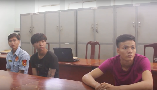 Bắt nhóm cướp xe ôm công nghệ - 1 3 nghi can Cao Văn Hạnh, Nguyễn Văn Ngận và Trương Đình Lộc tại cơ quan công an