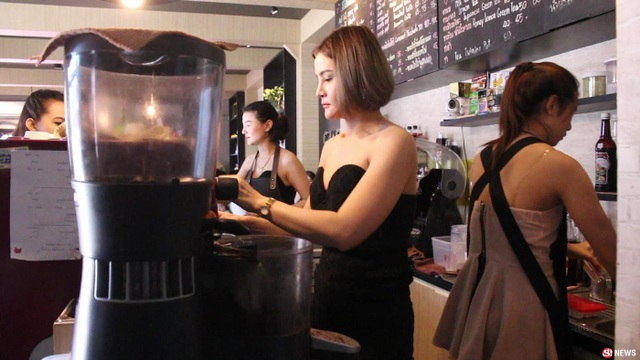 Quán café gây sốt vì cả chủ và phục vụ đều sở hữu thân hình nóng bỏng - 4 Các nữ phục vụ liên tục bận rộn