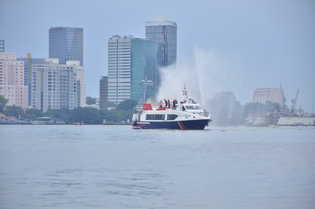 Tàu Green Lines DP chở 40 khách xảy ra cháy nổ và trôi tự do trên sông Sài Gòn