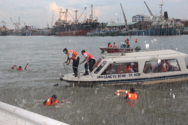 400 người tham gia cứu hộ tình huống 2 tàu đâm nhau trên sông Sài Gòn - 10