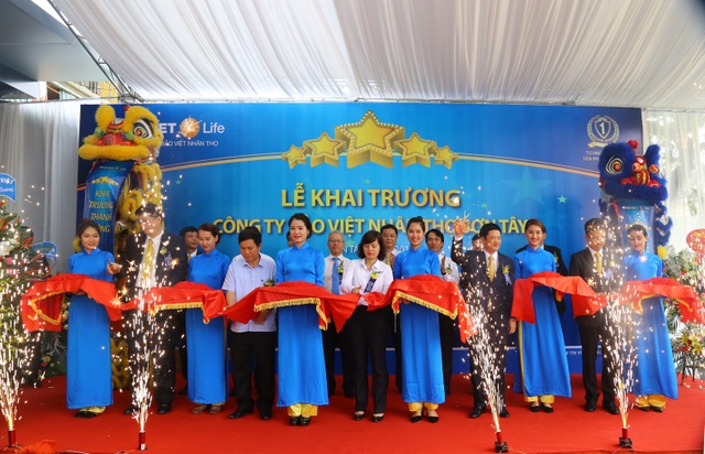 Bảo Việt Nhân thọ khai trương thêm 5 công ty thành viên - 2
Lãnh đạo Bảo Việt Nhân thọ và lãnh đạo địa phương cắt băng khánh thành Bảo Việt Nhân thọ Sơn Tây.