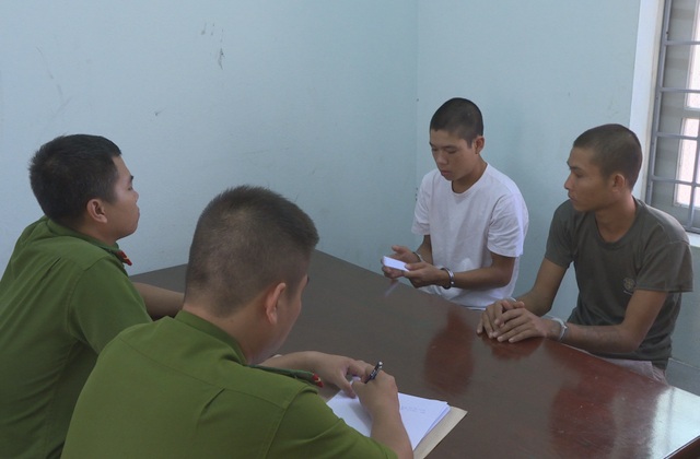Bắt giam 2 đối tượng từ Bắc Cạn vào Đắk Lắk để... cướp và hiếp dâm - 1
Hai đối tượng tại cơ quan công an