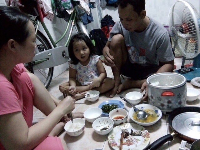 Quặn lòng với ước mơ của bé gái 5 tuổi bị suy tủy - 2 Mấy tháng trời vào Sài Gòn khám bệnh, cả nhà chị Thùy phải ở ké trong căn phòng trọ hơn 10m2 của người em gái để đỡ tốn kém