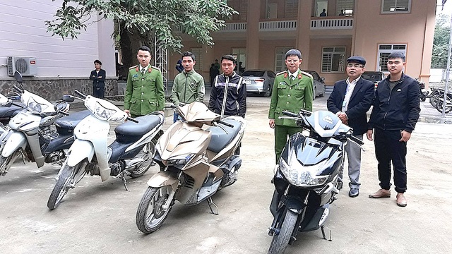 Tóm gọn 6 đối tượng ăn cắp 11 chiếc xe máy và trả lại cho người mất - 1
Trung tá Đinh Anh Dũng (thứ 3 từ phải qua trái) - Trưởng công an huyện Quỳ Hợp trao trả xe cho những người bị mất. (Ảnh:N.P)