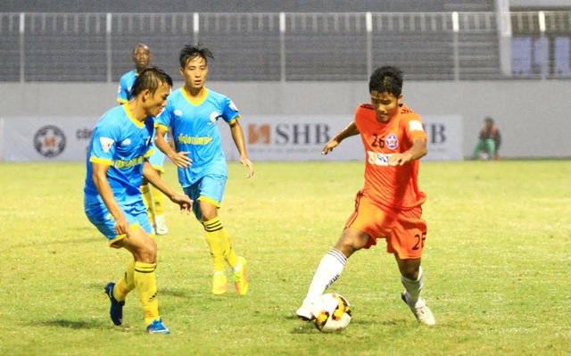 10 người S.Khánh Hòa đánh bại chủ nhà SHB Đà Nẵng - 3
Tuyển thủ U20 Đức Chinh (phải) thi đấu mờ nhạt