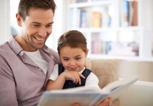 Làm thế nào để giới trẻ đọc sách nhiều hơn? - 2 Đọc sách tuy không phải là thứ có thể ép buộc, nhưng là thứ có thể dẫn dắt. Bố mẹ cần tạo điều kiện cho con dễ tiếp cận sách. (Ảnh minh họa)