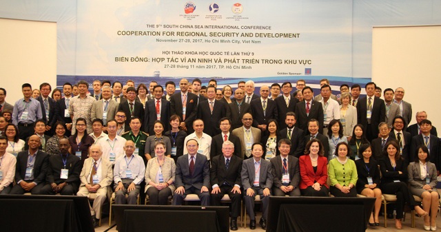 Biển Đông: “Nhiệt độ” có thể “hạ” nhưng cơn sốt vẫn âm ỉ - 3 Các học giả, chuyên gia, khách mời quốc tế chụp ảnh lưu niệm tại hội thảo