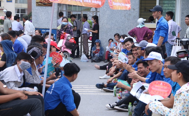Hà Nội: Tình nguyện viên xếp hàng vỗ tay động viên tinh thần sĩ tử - 2 Thời tiết sáng nay ở Hà Nội nắng nóng, nhiều bậc phụ huynh và sinh viên tình nguyện phải đội nắng trong thời gian thí sinh làm bài thi.