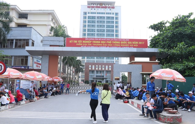 Hà Nội: Tình nguyện viên xếp hàng vỗ tay động viên tinh thần sĩ tử - 1
Đại học Công Nghiệp là điểm thi duy nhất dành cho thí sinh tự do của Hà Nội trong kỳ thi THPT Quốc gia 2017. Sáng nay có khoảng hơn 5000 thí sinh đã đến dự thi môn đầu tiên là môn Văn.