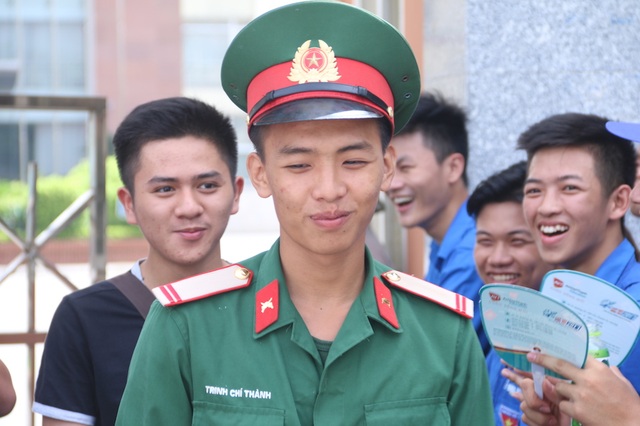 Hà Nội: Tình nguyện viên xếp hàng vỗ tay động viên tinh thần sĩ tử - 6
Một chiến sĩ tham dự kỳ thi THPTQG 2017.