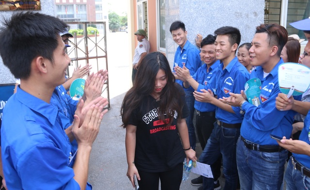 Hà Nội: Tình nguyện viên xếp hàng vỗ tay động viên tinh thần sĩ tử - 5
Những thí sinh rời khỏi phòng thi được tiếp sức bằng những tràng vỗ tay của sinh viên tình nguyện.
