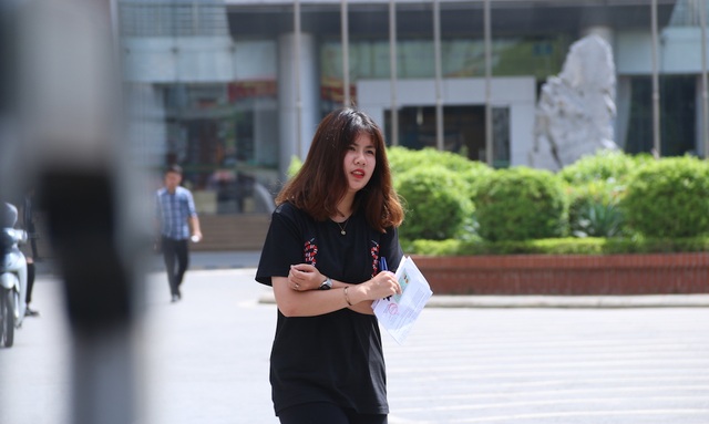 Hà Nội: Tình nguyện viên xếp hàng vỗ tay động viên tinh thần sĩ tử - 7
Theo các thí sinh, đề văn năm nay vừa sức.
