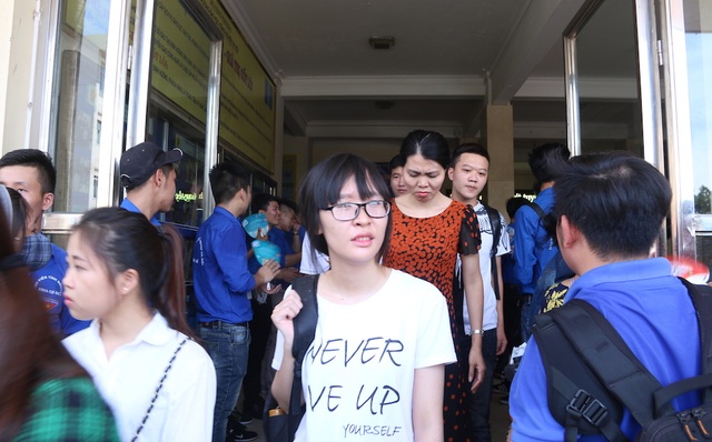 Hà Nội: Tình nguyện viên xếp hàng vỗ tay động viên tinh thần sĩ tử - 9
Lúc thí sinh bắt đầu ra đông, đội thanh niên tình nguyện làm việc ở điểm trường Đại học Công nghiệp đã phải làm việc vất vả để đảm bảo cho thí sinh rời khỏi trường sau khi thi.