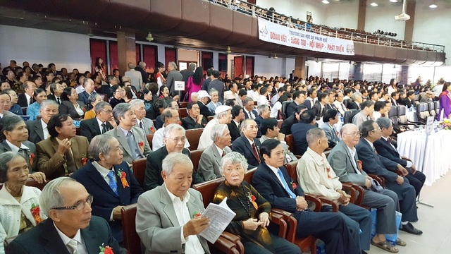 Tặng Huân chương lao động hạng Ba cho trường đào tạo giáo viên lâu nhất miền Trung - 2 Nhiều thế hệ lão thành về dự lễ kỷ niệm trường