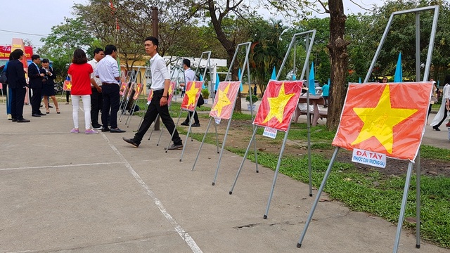 Tặng Huân chương lao động hạng Ba cho trường đào tạo giáo viên lâu nhất miền Trung - 3 Nhiều lá cờ từ quần đảo Trường Sa được các chiến sĩ tặng kỷ niệm cho trường qua phong trào 1.000 lá cờ tổ quốc cho biển đảo do nhà trường phát động