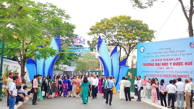 Trường Đại học Y Dược Huế nhận Huân chương Độc lập hạng Ba - 1
Nhiều thế hệ về thăm lại ngôi trường xưa