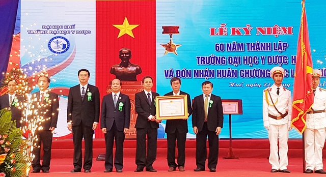 Trường Đại học Y Dược Huế nhận Huân chương Độc lập hạng Ba - 3 Trao tặng Huân chương Độc lập hạng ba cho trường Đại học Y Dược Huế