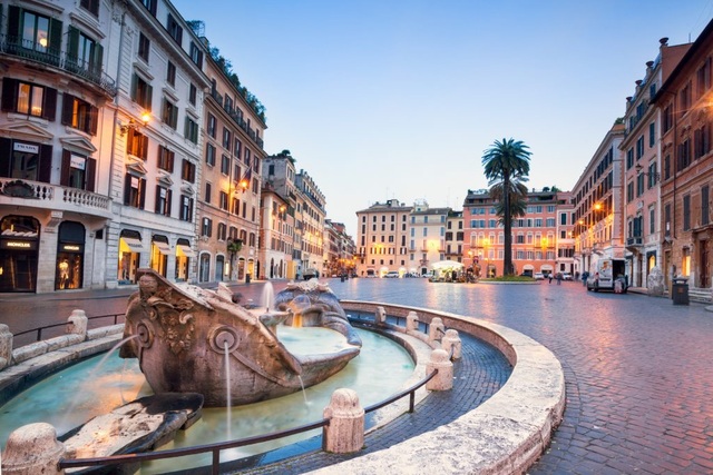 Phạt nặng du khách tắm giặt, khỏa thân tại các đài phun nước cổ ở Rome - 3 Một đài phun nước cổ ở Piazza di Spagna, Rome, Italia