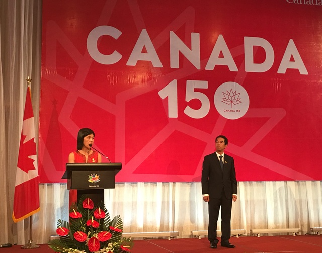 Đại sứ Canada: Việt Nam là đối tác lớn nhất trong khối ASEAN - 1
Đại sứ Canada tại Việt Nam Ping Kitnikone và Trợ lý Bộ trưởng Ngoại giao Việt Nam Tô Anh Dũng (phải) tại lễ kỷ niệm 150 năm ngày Quốc khánh Canada (Ảnh: An Bình)