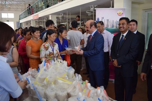 Đại sứ Qatar tặng 15 xe lăn cho Bệnh viện Việt Đức - 2
Đại sứ Qatar trực tiếp phát cháo cho bệnh nhân và người thân tại Bệnh viện Việt Đức