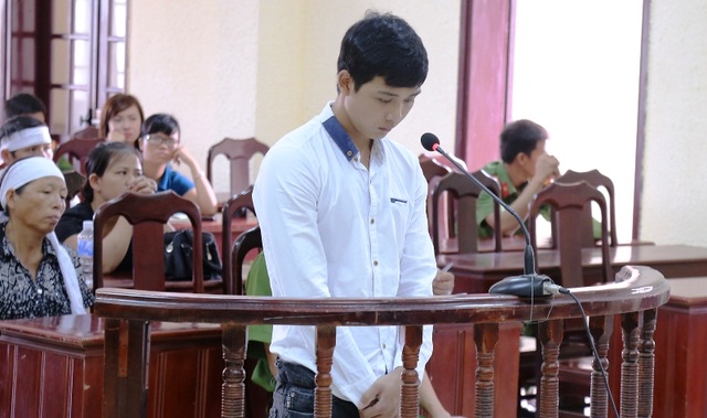 Dùng kéo đâm chết bạn nhậu vì… “ép rượu” - 1 Bị cáo Hòa khai nhận tội trạng của mình trước HĐXX