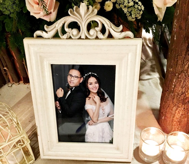 Lộ diện vị hôn phu điển trai của Á hậu Hoàng Anh - 6 Những bức ảnh cưới được cặp đôi thực hiện trong studio.