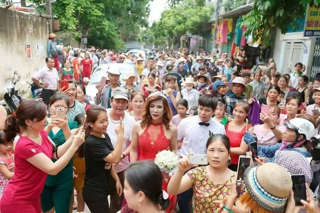 Đám cưới thu hút hàng trăm người hiếu kỳ của cô dâu chuyển giới ở Thanh Hóa - 4 Đám cưới gây náo loạn cả một góc phố.