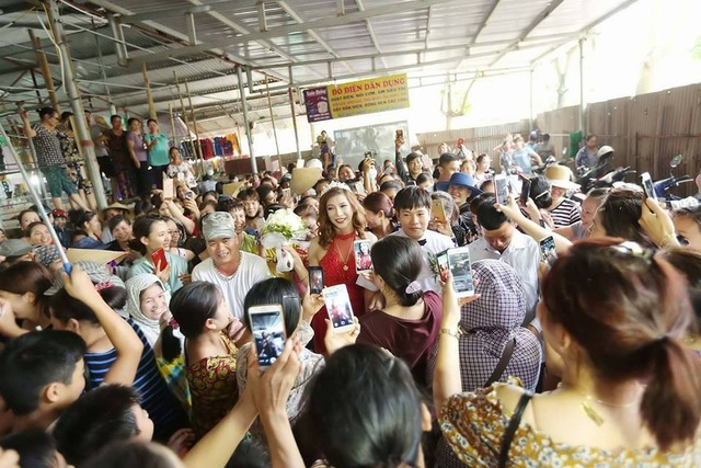 Đám cưới thu hút hàng trăm người hiếu kỳ của cô dâu chuyển giới ở Thanh Hóa - 3 Có rất nhiều tiểu thương trong chợ đến chúc phúc cho cặp vợ chồng