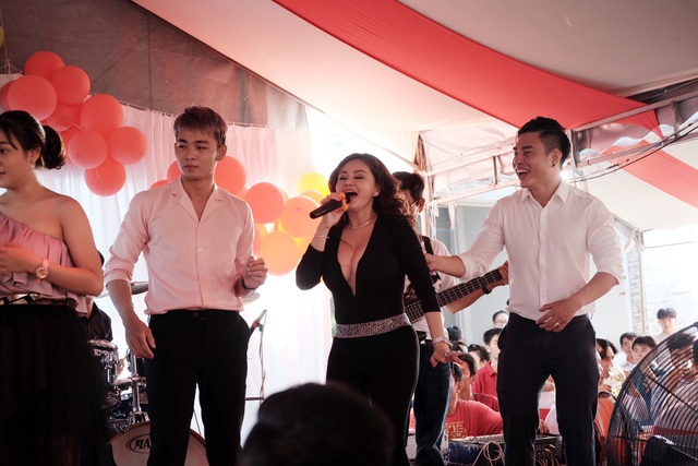 Quán quân Cười xuyên Việt - Lê Dương Bảo Lâm bí mật kết hôn - 8 Diễn viên hài Lê Giang cũng lên sân khấu góp vui cùng với các đồng nghiệp khác chúc mừng đám cưới của Quán quân Cười xuyên Việt