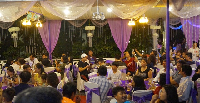 Không gian tiệc cưới nhà Lê Phương ngập sắc tím - 9 Không khí ấm cúng tại nhà Lê Phương trong buổi tối nhóm họ