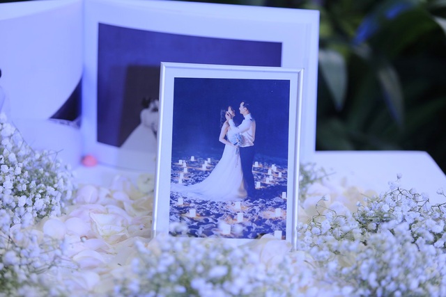 Toàn cảnh đám cưới xa hoa lần 2 của MC Thành Trung - 5
Những bức ảnh cưới đầy lãng mạn của cặp đôi được thực hiện tại Vịnh Hạ Long trưng bày trong tiệc cưới
