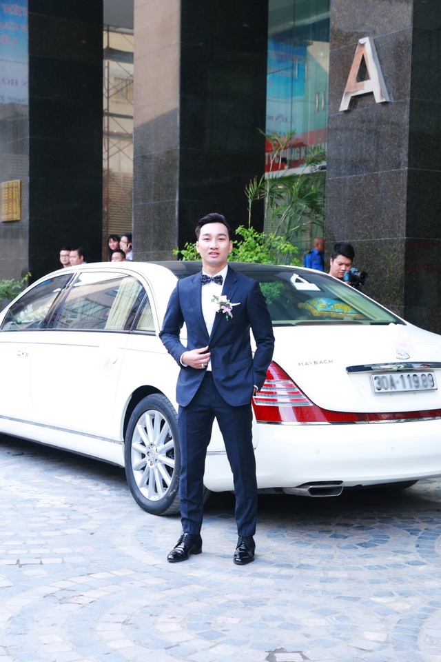 Toàn cảnh đám cưới xa hoa lần 2 của MC Thành Trung - 9
Chiếc xe siêu sang hơn 20 tỉ được dùng để rước dâu, chú rể Thành Trung bảnh bao trong ngày vui
