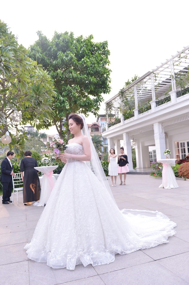 Toàn cảnh đám cưới xa hoa lần 2 của MC Thành Trung - 13 Ngọc Hương là tiếp viên hàng không. Cô quen biết MC trong những lần anh đi công tác còn cô là tiếp viên của hãng