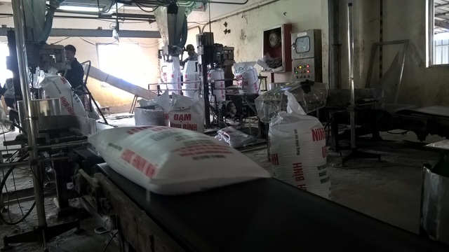 Cận cảnh những nhà máy phân bón thua lỗ nghìn tỷ đồng của Vinachem - 3
Lượng phân bón của nhà máy đạm này được đưa ra thị trường hiện có giá bán là 6,7 triệu đồng/tấn, mức giá thời điểm hiện tại đã cao hơn từ 800 đồng - 1.500 đồng so với thời điểm trước năm 2015 và 2016. Tuy nhiên, do chi phí khấu hao lớn nên năm 2017 chưa phải là năm Nhà máy này có lãi.