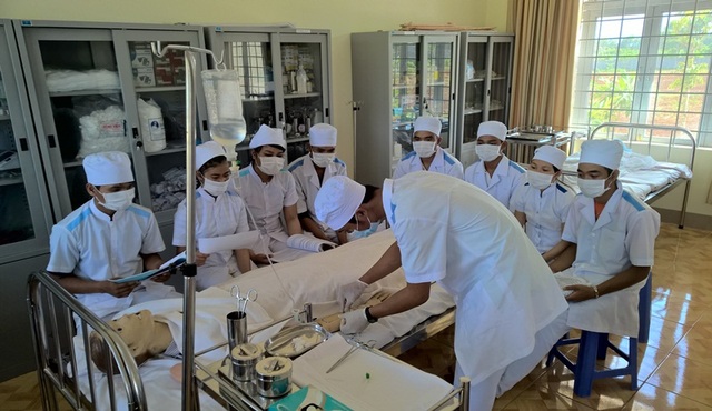 Đắk Lắk: Trường Trung cấp Đam San tuyển sinh năm 2017 - 2
Sinh viên ngành y của trường Trung cấp Đam San trong giờ thực hành
