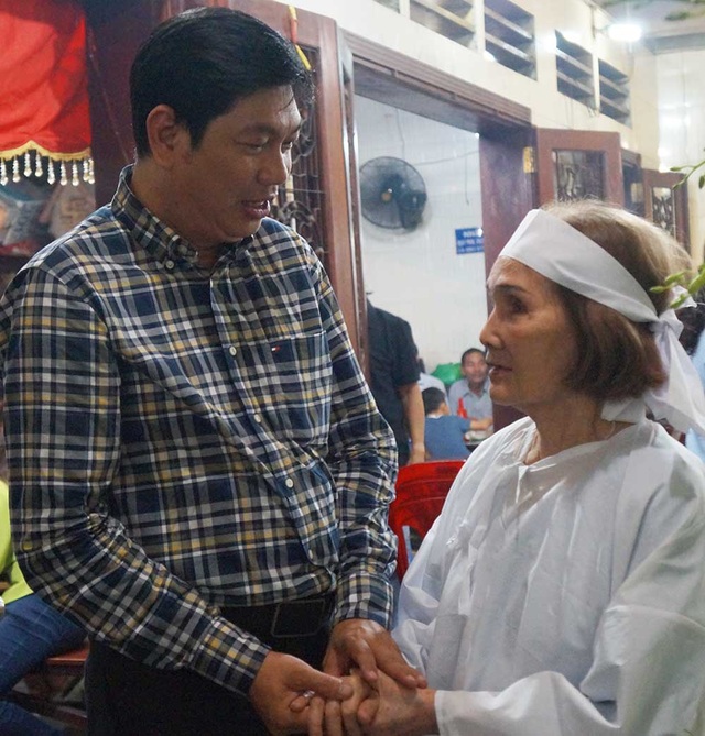 Đạo diễn Đỗ Phú Hải đau lòng khi thầy Lê Mộng Hoàng ra đi - 4 Trong tối ngày viếng đầu tiên, đạo diễn Đỗ Phú Hải đã có mặt suốt trong tang lễ, khi thì trò chuyện với vợ đạo diễn, khi thì ngồi một mình lặng lẽ.